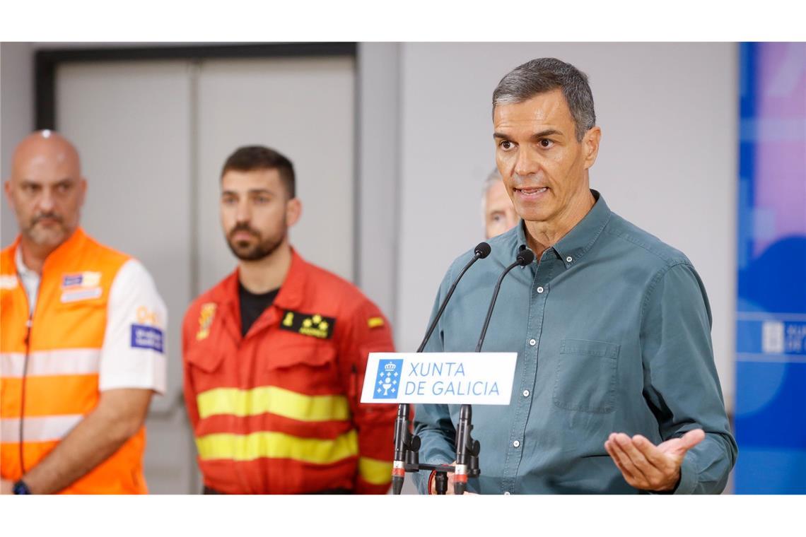 Feuer-"Tsunami" - Spaniens Regierungschef unterbricht Urlaub Der sozialistische Politiker besuchte am Nachmittag die besonders betroffenen Provinzen Ourense und León und sicherte umfassende Unterstützung zu.
