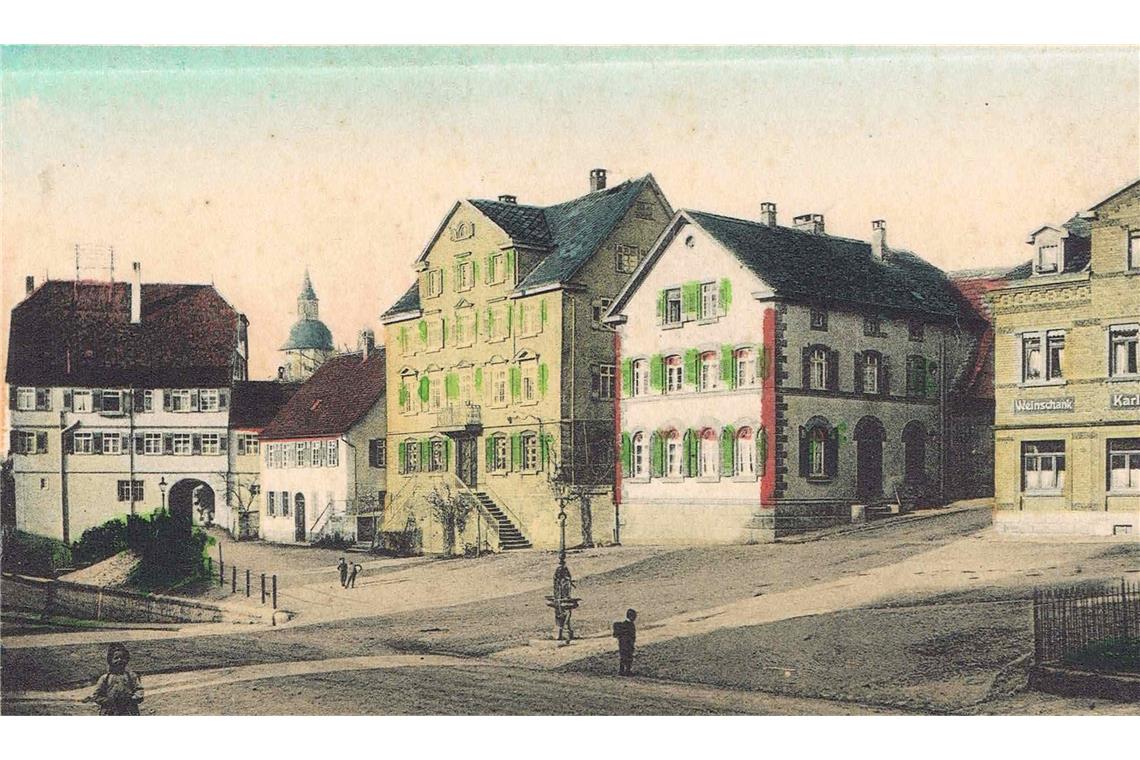 Die Feuerwehr am Adenauerplatz Der spätere Burgplatz um 1900. Rechts neben dem Torhaus befand sich das einstige Domizil der Oberamtssparkasse für den Bezirk Backnang. Repros: Peter Wolf