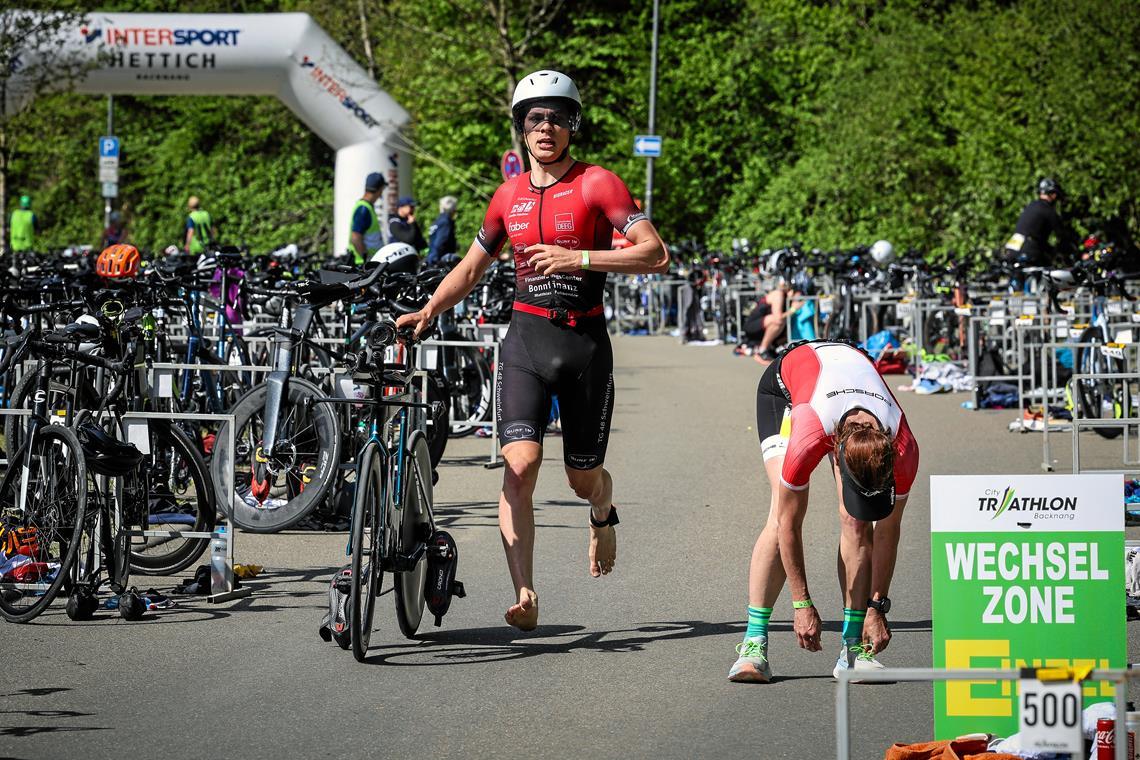 Der 14. Backnanger Citytriathlon ist beste Werbung für die Sportart Der spätere Sieger Matthias Betz schnappt sich sein Fahrrad, steigt kurz darauf in den Sattel und fährt einen Vorsprung für den abschließenden Lauf heraus. Foto: Alexander Becher