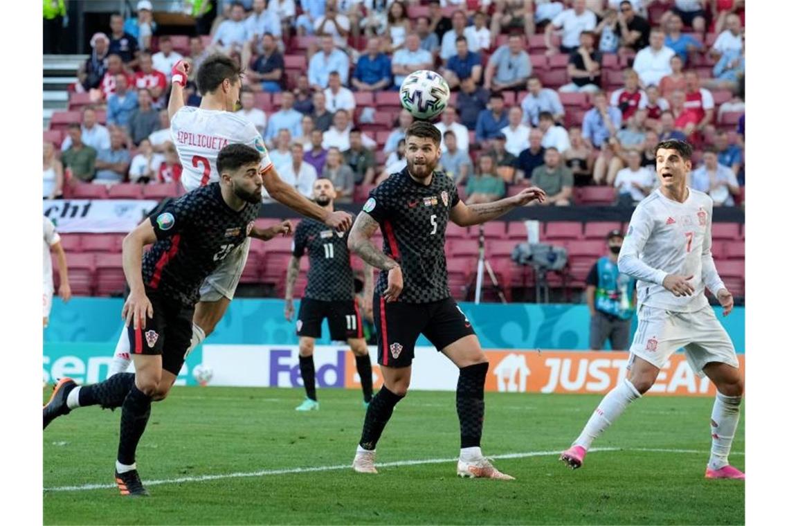 Nach Achtelfinal-Krimi: Spanien wirft Kroatien bei EM raus Der Spanier Cesar Azpilicueta (o.l.) trifft per Kopf zur Führung. Foto: Martin Meissner/AP Pool/dpa