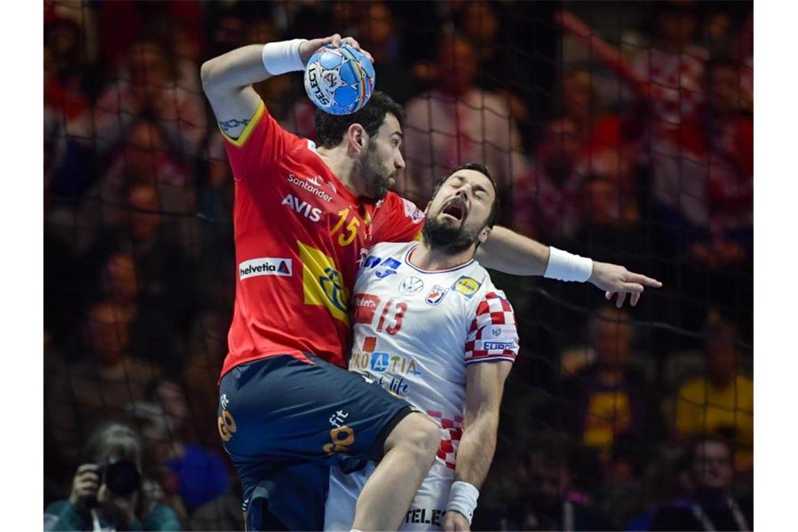 EM-Triumph für Spaniens Handballer: Sieg gegen Kroatien Der Spanier Iosu Goni Leoz (l) kollidiert beim Sprungwurf mit dem Kroaten Zlatko Horvat. Foto: Anders Wiklund/TT NEWS AGENCY via AP/dpa