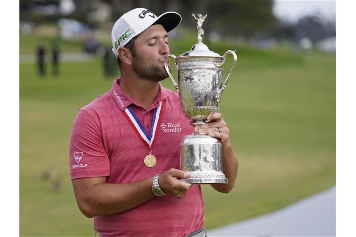 Der Spanier Jon Rahm küsst die Siegertrophäe der US Open. Foto: Marcio Jose Sanchez/AP/dpa