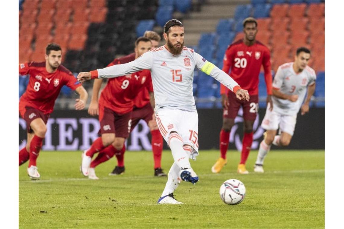 Der Spanier Sergio Ramos scheiterte in seinem 177. Länderspiel gleich zweimal vom Elfmeterpunkt. Foto: Alessandro Della Valle/KEYSTONE/dpa