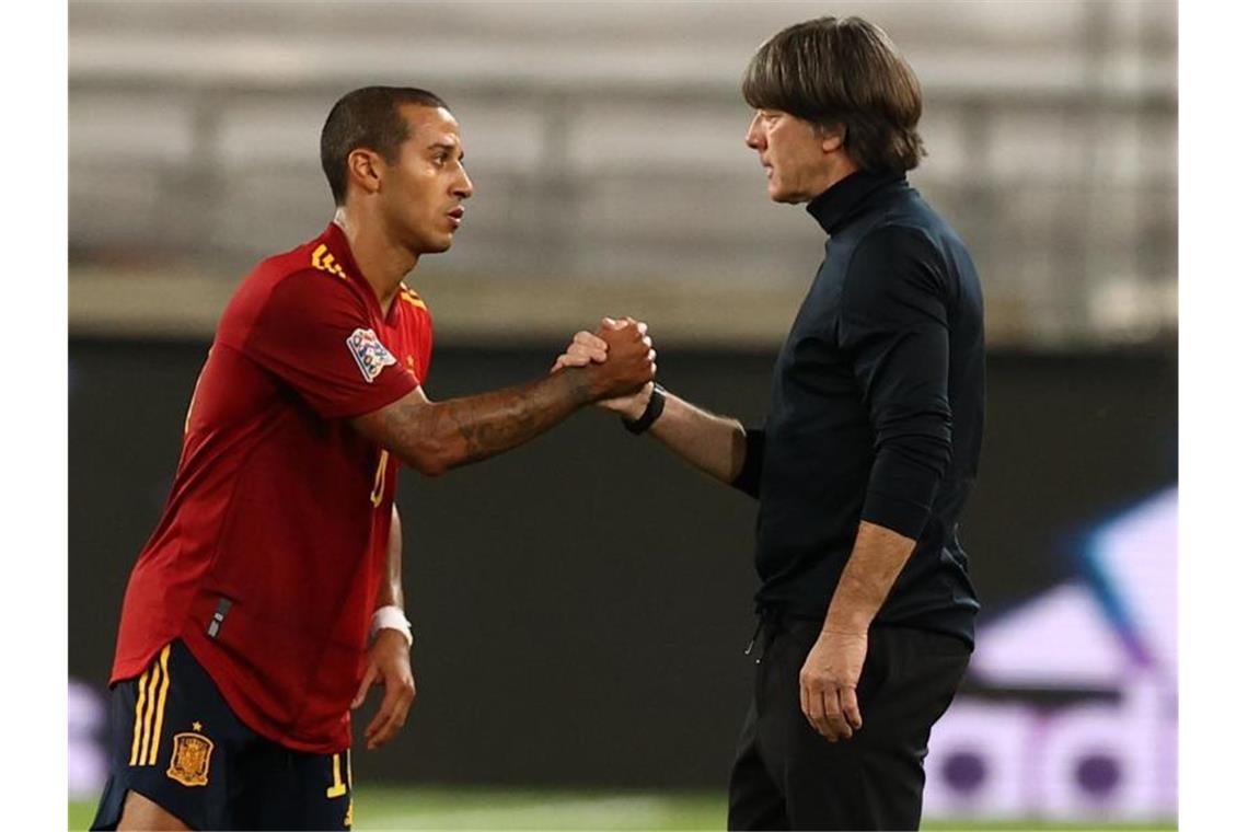 Löw mahnt: Schon vor Schweiz-Trip „richtig platt“ Der Spanier Thiago Alcantara und Bundestrainer Joachim Löw geben sich die Hand nach dem Spiel. Foto: Christian Charisius/dpa