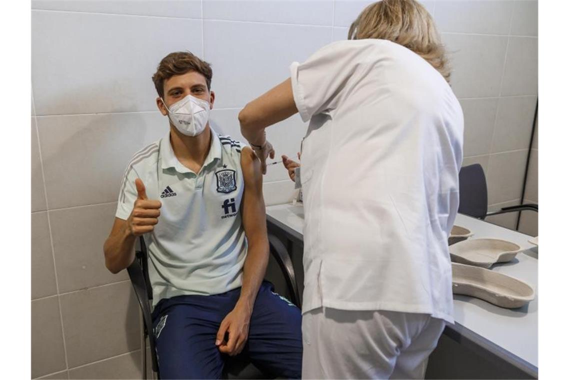 Der spanische Nationalspieler Marcos Llorente wird gegen das Coronavirus geimpft. Foto: Pablo Garcia/RFEF/AP/dpa