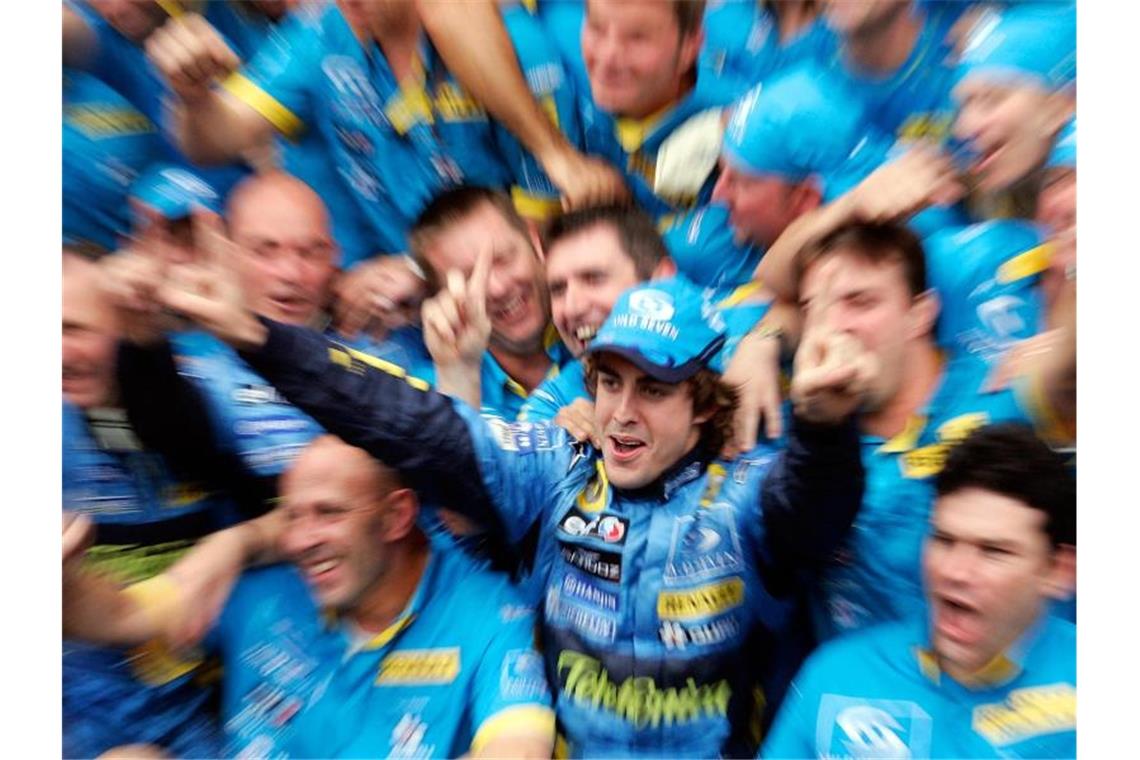 Der spanische Rennfahrer Fernando Alonso will ein Comeback in der Formel 1 wagen, wieder beim Team von Renault. Foto: Gero Breloer/dpa
