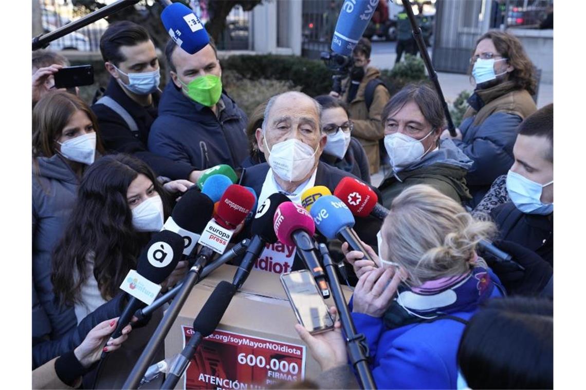 „Alt, aber kein Idiot“: Aktion gegen Banken erfolgreich Der spanische Rentner Carlos San Juan (M) spricht mit Journalisten vor dem Wirtschaftsministerium in Madrid. Foto: Paul White/AP/dpa