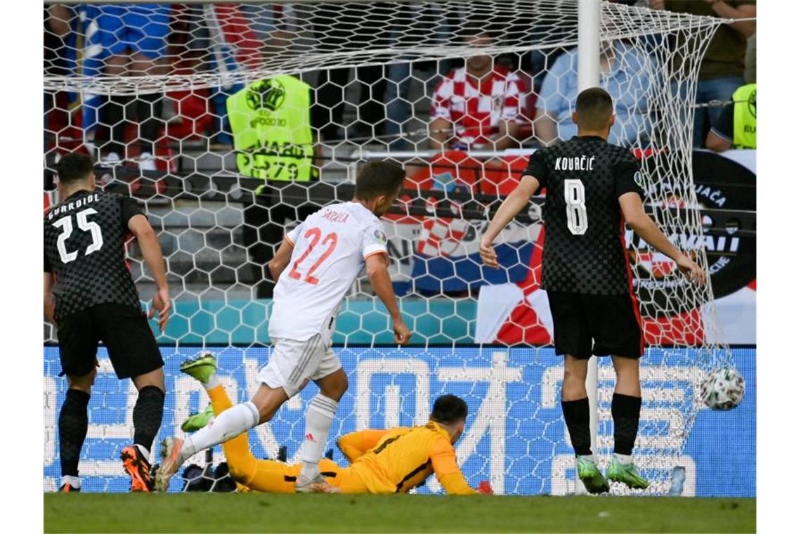 Nach Achtelfinal-Krimi: Spanien wirft Kroatien bei EM raus Der spanische Torschütze Pablo Sarabia (M.) dreht nach dem Ausgleichstreffer jubelnd ab. Foto: Jonathan Nackstrand/Pool AFP/AP/dpa