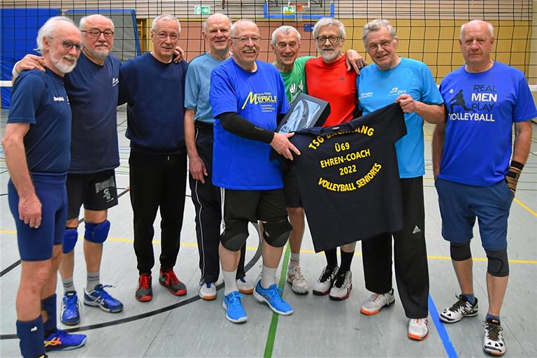 Der Spaß kommt bei den Backnanger Ü-73-Volleyballern nicht zu kurz. So wird das TSG-Urgestein Ernst Bachmann (Fünfter von links) als Ehren-Coach der Ü-69-Mannschaft geehrt. Foto: Tobias Sellmaier