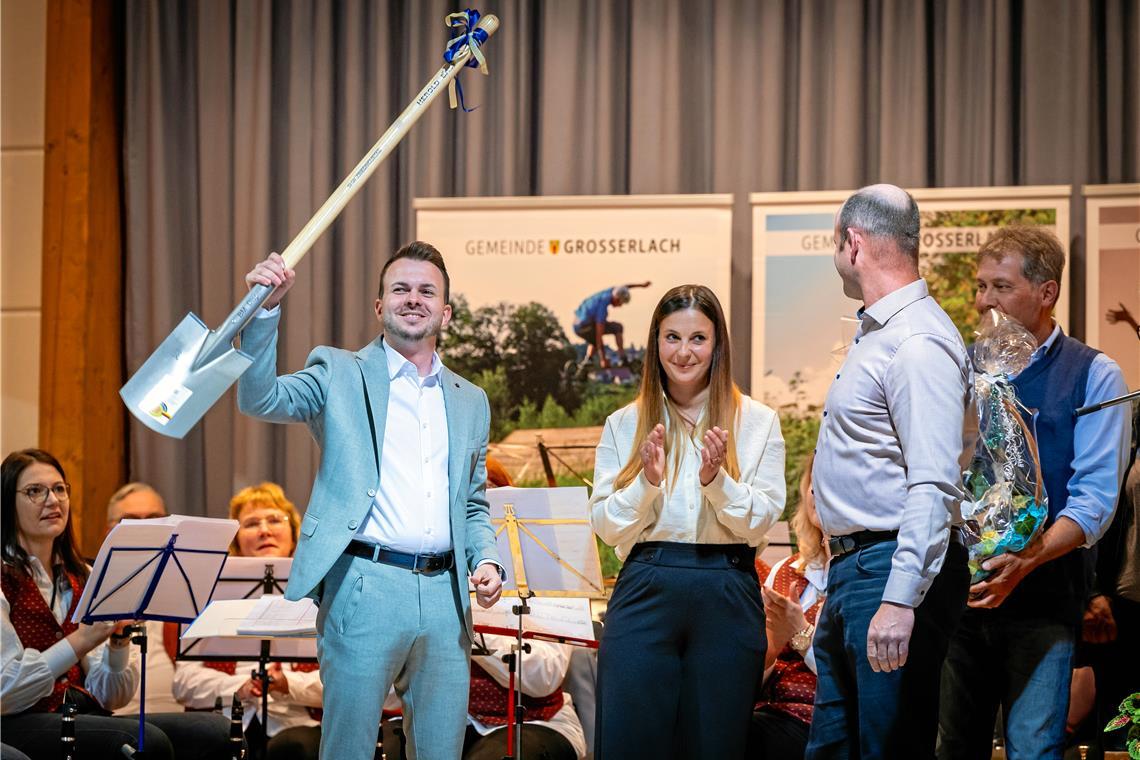 Großerlach hat einen neuen Bürgermeister Der Spaten mag nur ein Symbol sein, doch auf Kevin Dispan kommen große Aufgaben zu. Foto: Alexander Becher