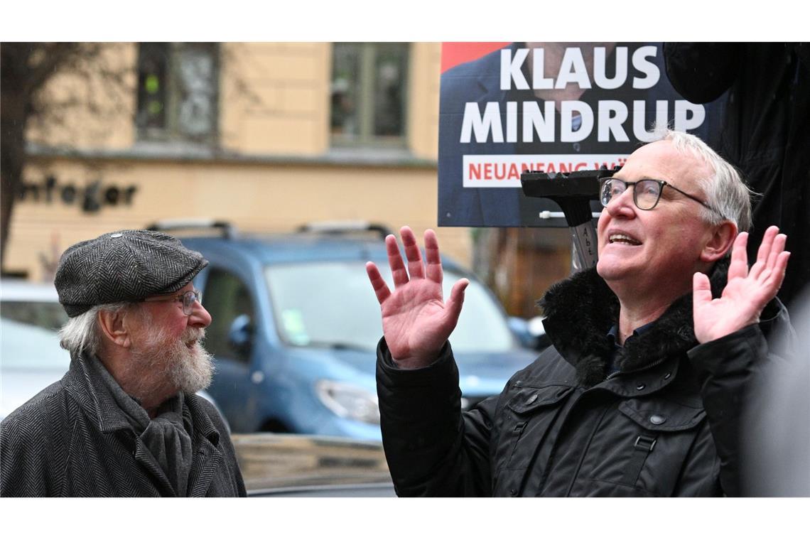 Der SPD-Bundestagsabgeordnete für Pankow, Klaus Mindrup (r.), und Wolfgang Thierse beim Aufhängen von ersten Wahlplakaten in ihrem Kiez in der Oderberger Strasse.
