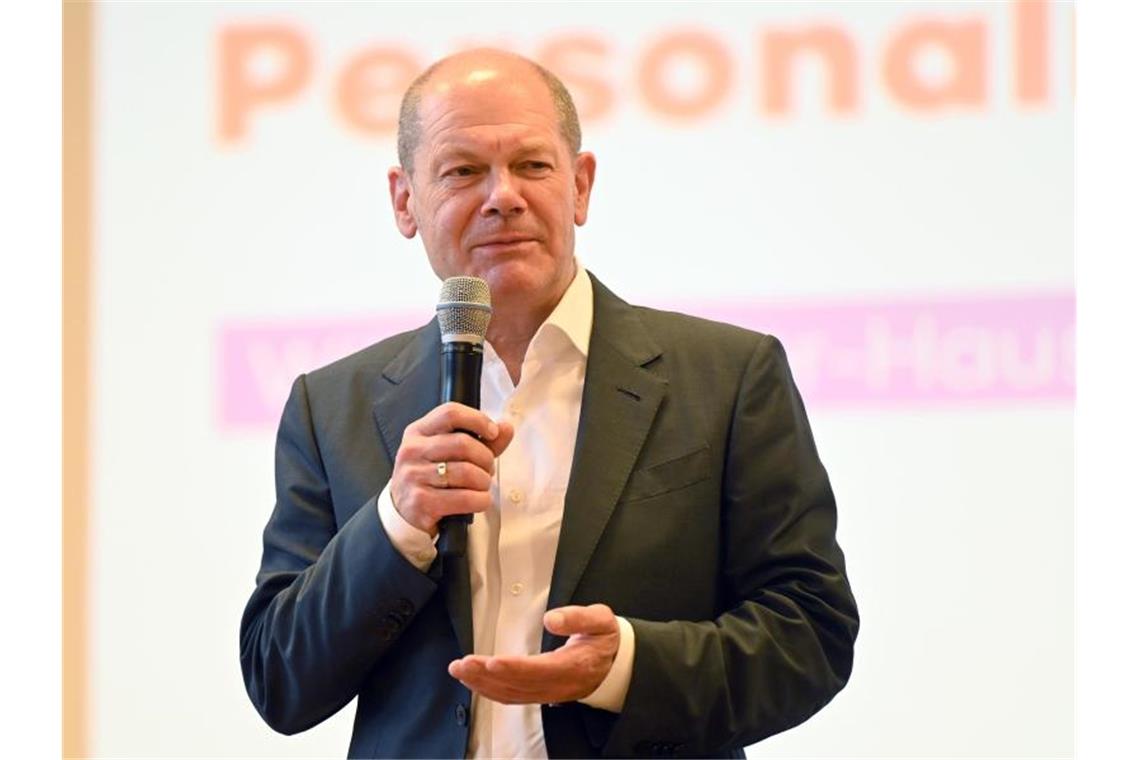 Der SPD Kanzlerkandidat Olaf Scholz (r), spricht bei einer Wahlkampfveranstaltung im Gewerkschaftshaus in Stuttgart vor Betriebsräten und Personalräten. Foto: Bernd Weißbrod/dpa