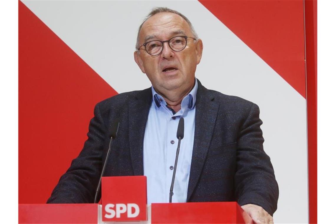 SPD-Fraktion tagt: Schnelle Regierungsbildung Der SPD-Vorsitzende Norbert Walter-Borjans kann sich eine Mitgliederbefragung zum möglichen Koalitionsvertrag vorstellen. Foto: Wolfgang Kumm/dpa/Archivbild