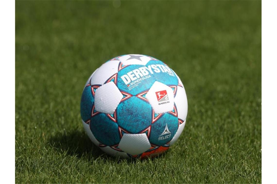 Der Spielball der Saison 2021/2022 der 2. Bundesliga liegt auf dem Rasen. Foto: Guido Kirchner/dpa/Symbolbild