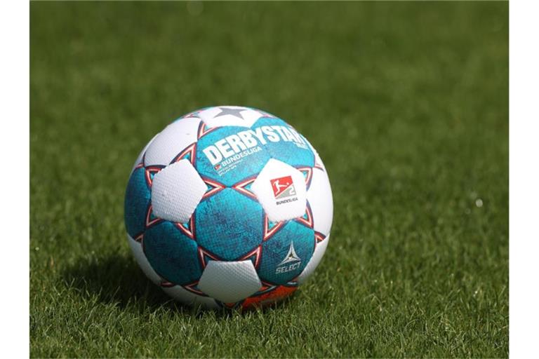 Der Spielball der Saison 2021/2022 der 2. Bundesliga liegt auf dem Rasen. Foto: Guido Kirchner/dpa/Symbolbild