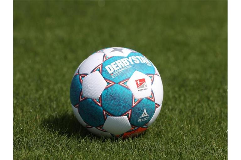 Der Spielball der Saison 2021/2022 der Bundesliga liegt auf dem Rasen. Foto: Guido Kirchner/dpa/Symbolbild