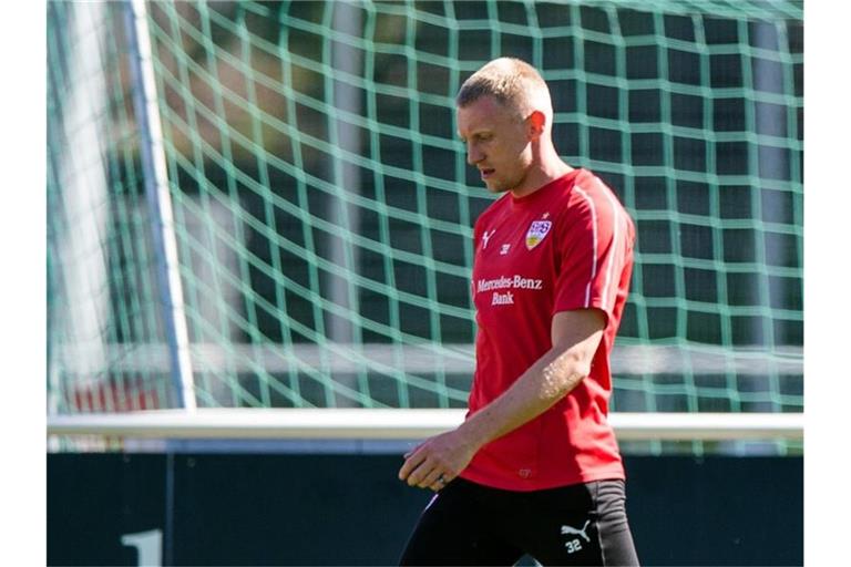 Der Spieler Andreas Beck geht über den Platz. Foto: Christoph Schmidt/Archivbild