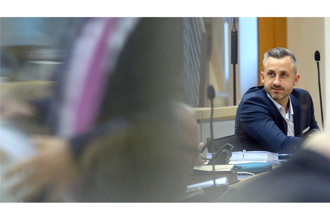 Der Spitzenkandidat der AfD für die Landtagswahl in Sachsen-Anhalt, Ulrich Siegmund, sagt, Angehörigen von Parteifreunden könne er vertrauen, das sei wichtig bei Mitarbeitern. (Archivbild)