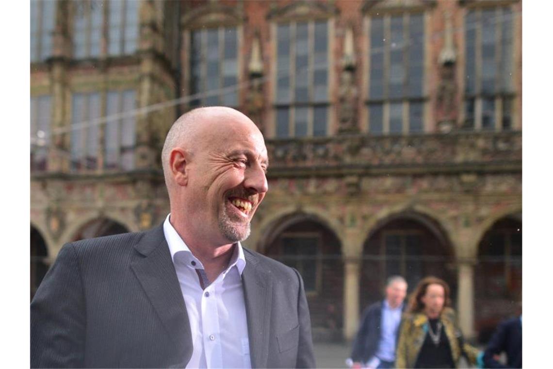 Der Spitzenkandidat der CDU, Carsten Meyer-Heder, lacht auf dem Weg in die Bürgerschaft. Foto: Hauke-Christian Dittrich