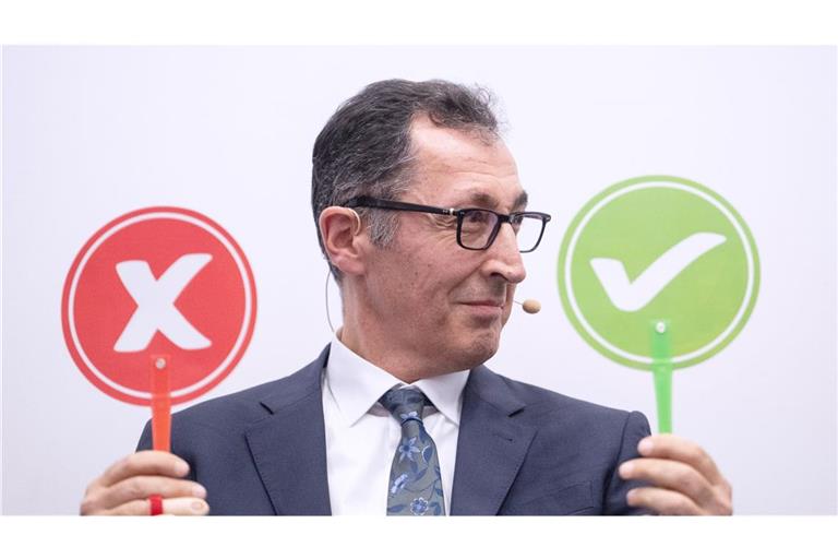 Der Spitzenkandidat zur Landtagswahl in Baden-Württemberg, Cem Özdemir (Bündnis 90/Die Grünen) sitzt bei einer Veranstaltung der BWIHK auf der Bühne.