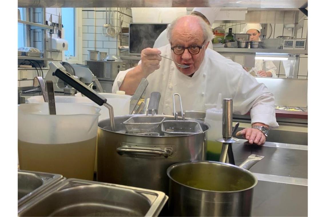 Der Spitzenkoch Vincent Klink schmeckt mit einem Löffel ein Gericht ab. Foto: privat/Vincent Klink /dpa/Handout