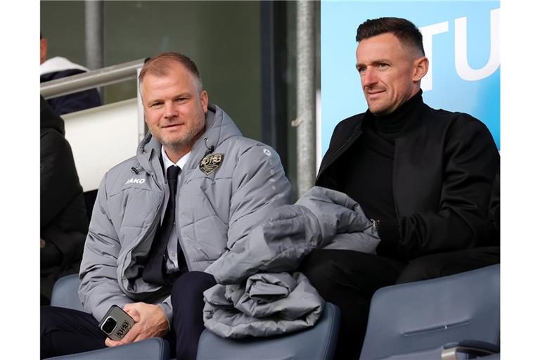 Der Sportvorstand Fabian Wohlgemuth (li.) und sein Sportdirektor Christian Gentner halten nach einer Verstärkung für die Position vor der Viererkette Ausschau.