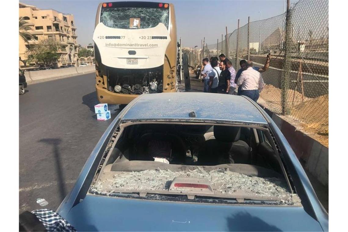 Mehrere Verletzte bei Anschlag nahe Pyramiden von Gizeh Der Sprengsatz explodierte am Straßenrand explodiert, als ein Touristenbus vorbeifuhr. Foto: Ahmed Gomaa/XinHua
