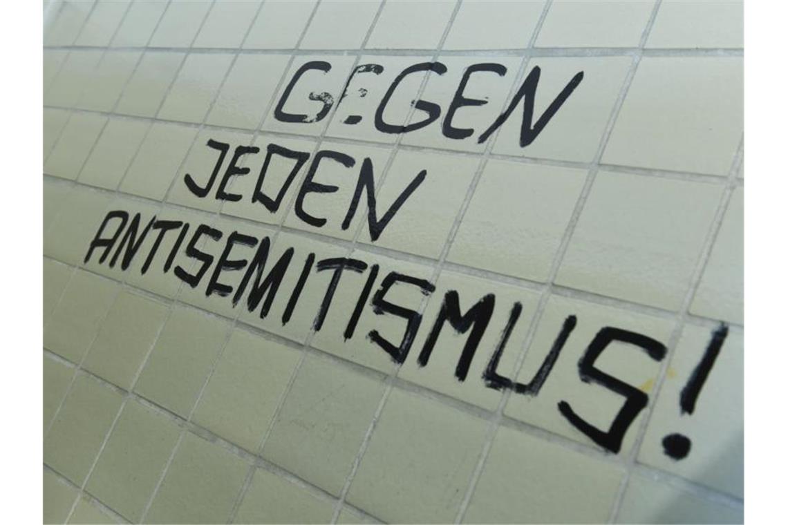 Eisenmann: Bei Antisemitismus nicht wegsehen Der Spruch „Gegen jeden Antisemitismus!“ prangt an der Toilettenwand einer Bildungseinrichtung. Foto: Arne Dedert/Archivbild