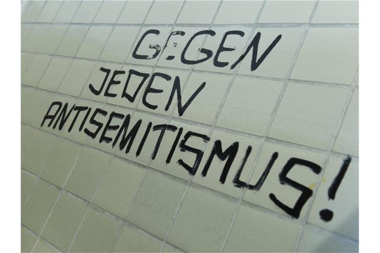 Der Spruch „Gegen jeden Antisemitismus!“ prangt an der Toilettenwand einer Bildungseinrichtung. Foto: Arne Dedert/Archivbild