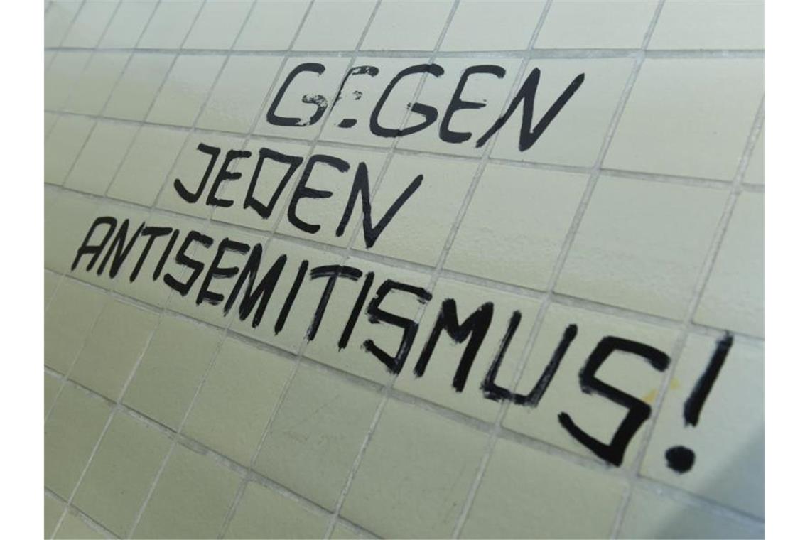 Der Spruch „Gegen jeden Antisemitismus!“ prangt an einer Wand. Foto: Arne Dedert/dpa