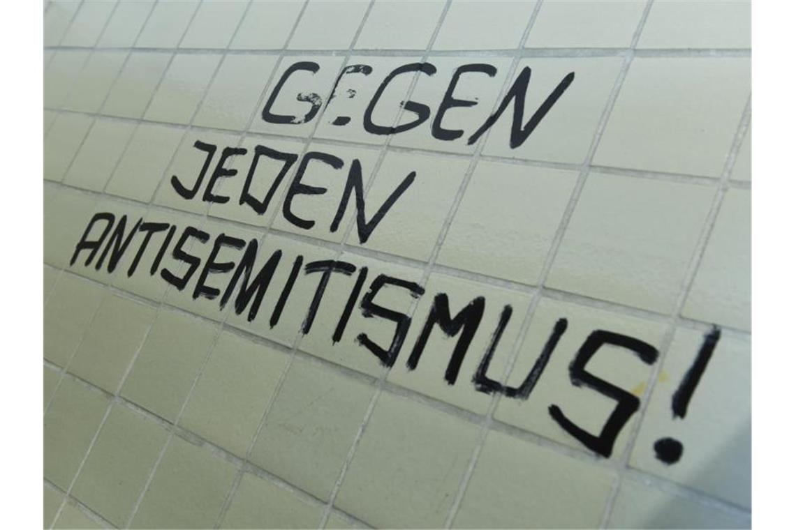Zahl antisemitischer Vorfälle steigt in der Corona-Pandemie Der Spruch „Gegen jeden Antisemitismus!“ prangt an einer Wand. Foto: Arne Dedert/dpa