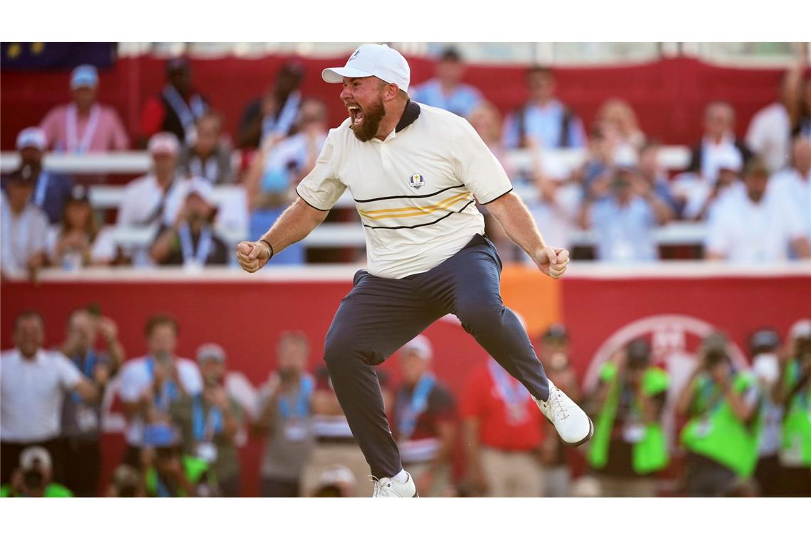 Der Sprung nach dem entscheidenden Putt: Shane Lowry bejubelt die Titelverteidigung im Ryder Cup.