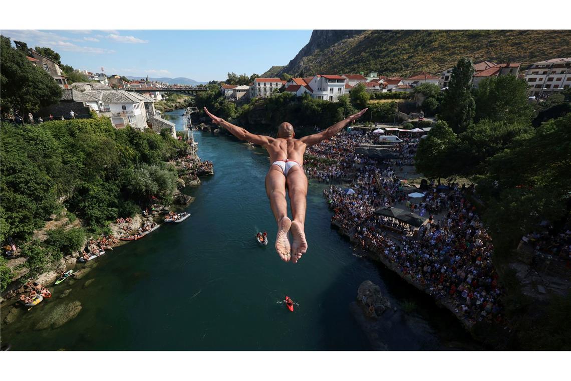 Paris springt in die Seine: Flussbaden in Europas Metropolen Der Sprung von der Brücke Stari Most in Mostar ist nur etwas für Trainierte. (Archivbild)