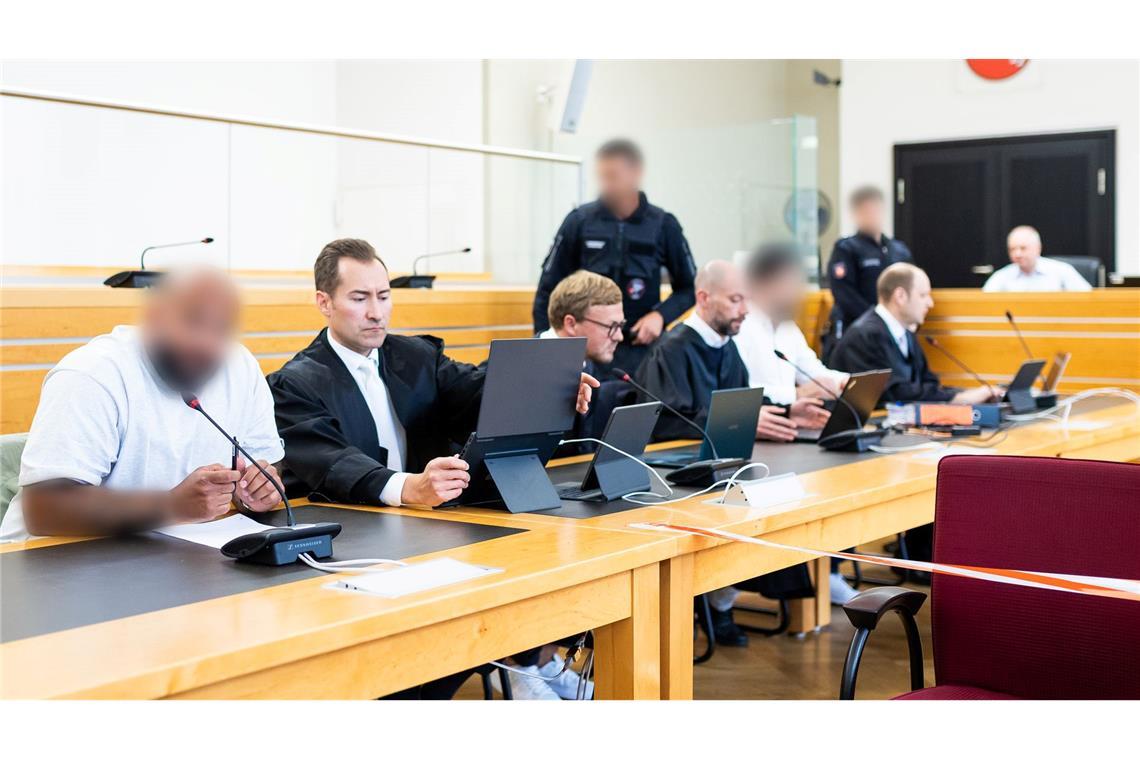 Staatsanwalt vor Gericht - Jurist äußert sich ab Mai Der Staatsanwalt soll eine Kokain-Bande vor einer Razzia gewarnt haben. Ein weiterer Mann ist wegen Beihilfe angeklagt.
