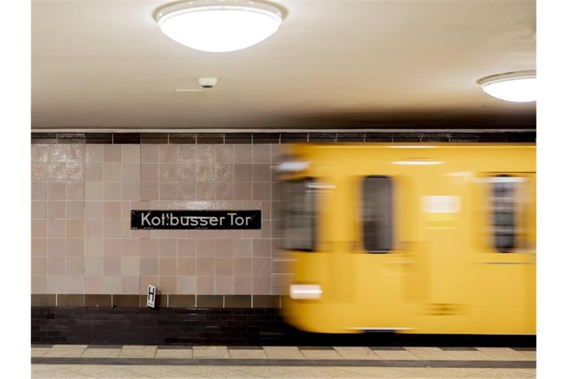 Tod am U-Bahnhof - Mann in Berlin vor Zug gestoßen