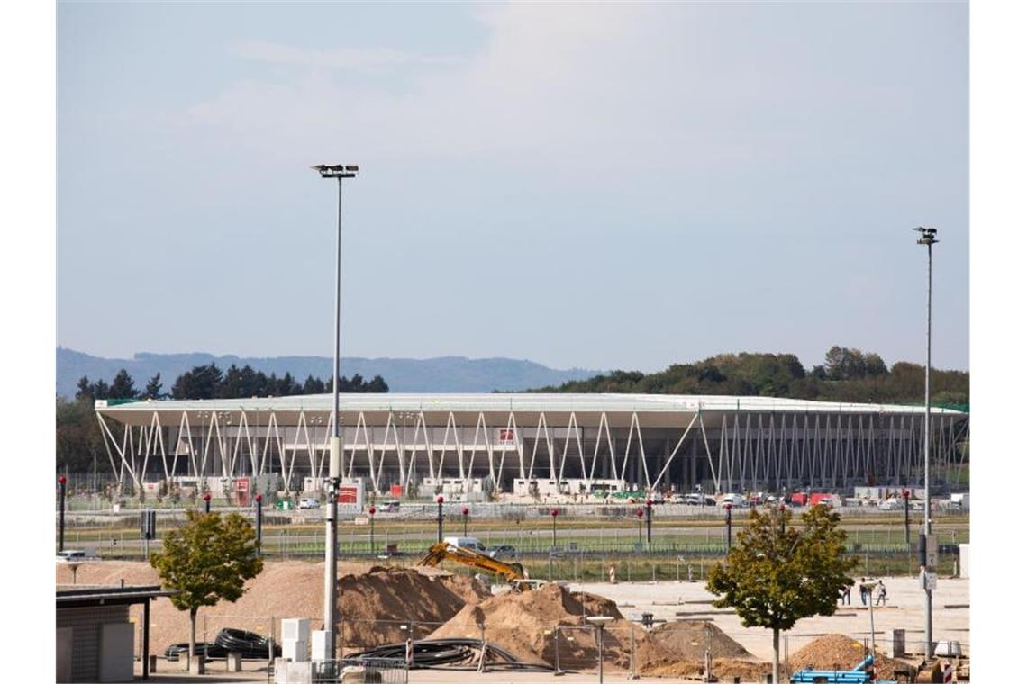 Der Stadionneubau des Fussball-Bundesligisten Sportclub (SC) Freiburg steht nahe dem Freiburger Flughafen. Foto: Philipp von Ditfurth/dpa/Archiv