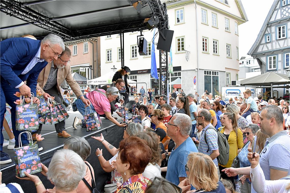 Der Stadtrat und der Oberbürgermeister geben das Willkommensgeschenk an die Besu...