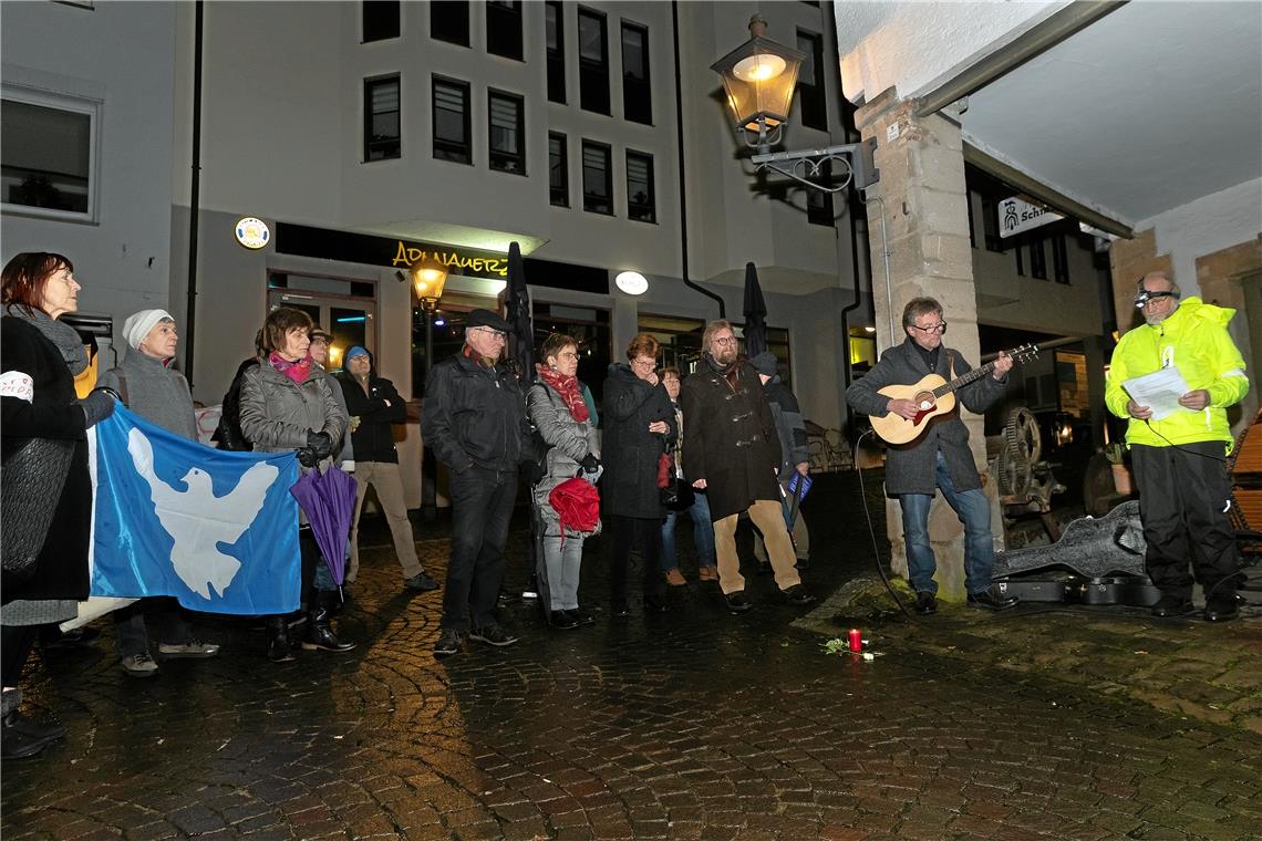 Einblicke in Biografien von Ermordeten Der Stadtrundgang zu Backnanger Stolpersteinen macht Halt am Burgplatz 10 vor der Alten Schmiede. Foto: J. Fiedler