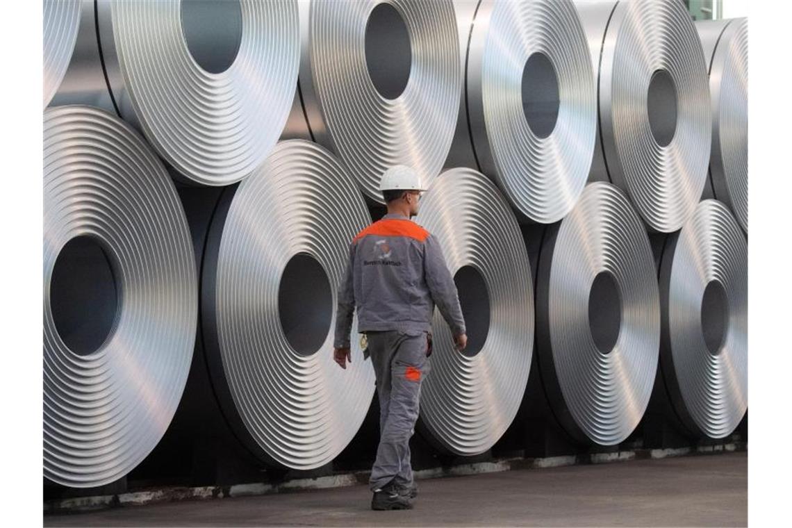 Salzgitter leidet unter Einbruch in der Autoindustrie Der Stahlhersteller Salzgitter hat im ersten Halbjahr wegen der Corona-Krise einen Millionenverlust verbucht. Foto: Julian Stratenschulte/dpa