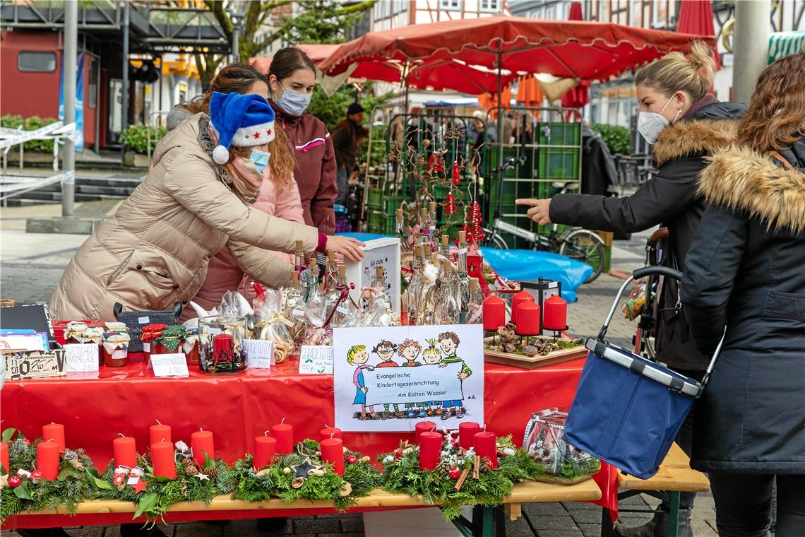 Adventsstimmung kommt nur langsam auf Der Stand der Kita Am Kalten Wasser fand bei den Besuchern Anklang.