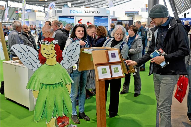 Der Stand der Premiumwanderwege „Feenspuren“ in Halle neun stößt bei vielen CMTBesuchern auf reges Interesse. Foto: Alexandra Palmizi