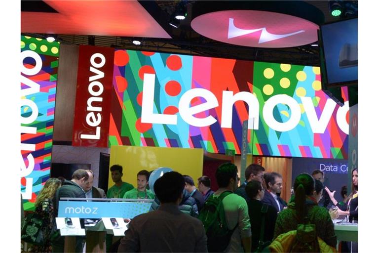 Der Stand des weltgrößten PC-Hersteller Lenovo und seiner Marke Motorola ist 2017 auf dem Mobile World Congress in Barcelona zu sehen. Chinas Behörden sollen nach einem Zeitungsbericht innerhalb von drei Jahren auf ausländische Computertechnologie oder Software verzichten. Foto: Andrej Sokolow/dpa