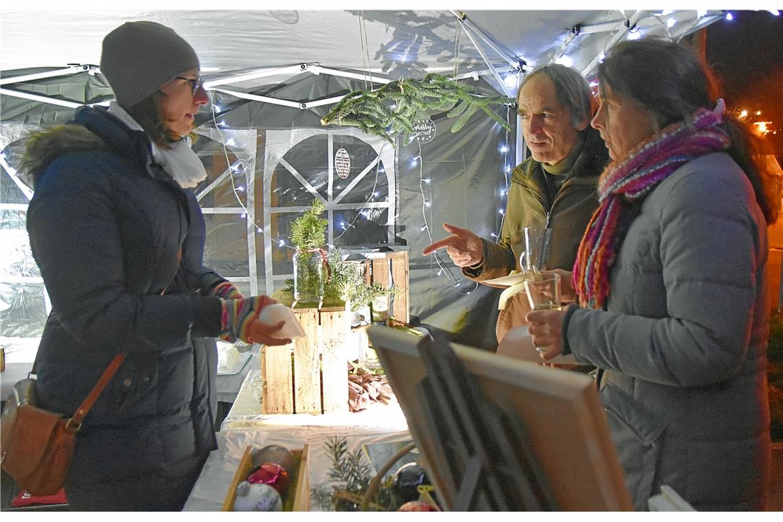 Der Stand von Simis Kreativzeit auf dem Weihnachtsmarkt in Allmersbach im Tal. 