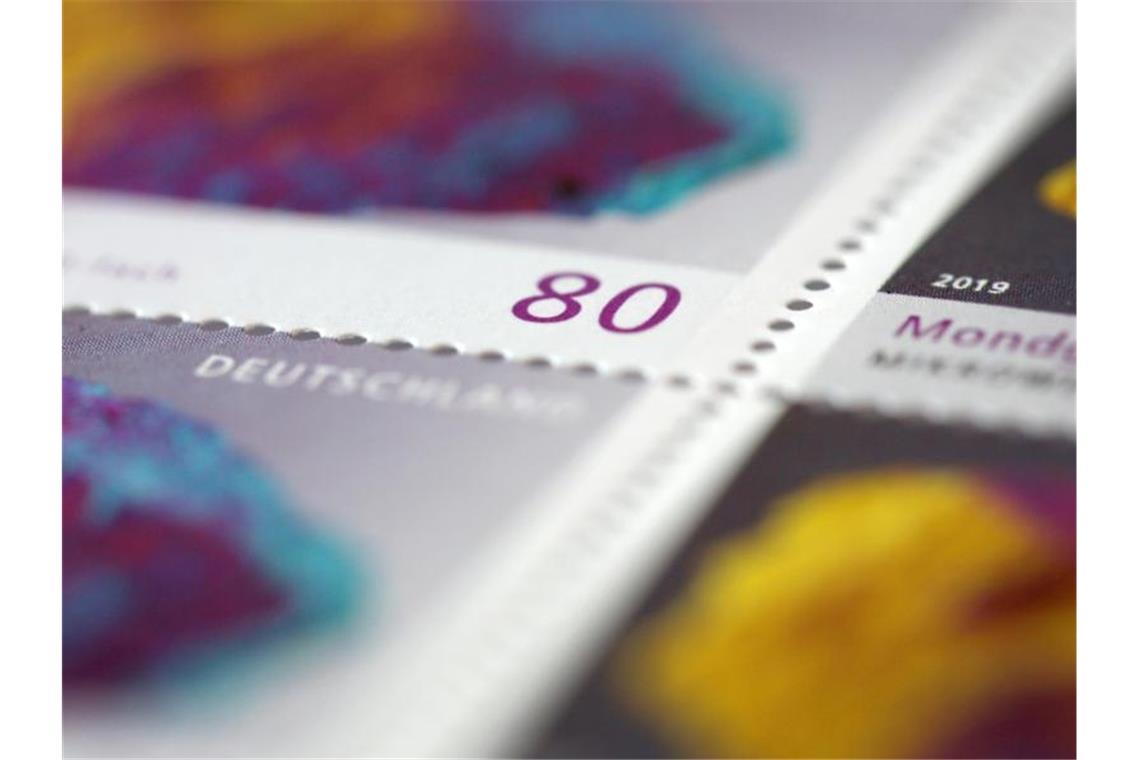 Der Standardbrief kostet bei der Deutschen Post seit Monatsbeginn statt bisher 70 nun 80 Cent. Foto: Marti Gerten