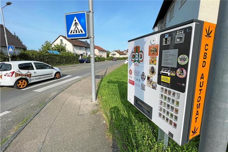Der Standort des CBD-Automaten an der Ecke Potsdamer Ring/Seelacher Weg ist nur etwa 200 Meter entfernt von der Gemeinschaftsschule und dem Gymnasium in der Taus. Fotos: Kornelius Fritz