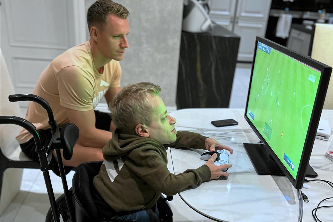 5. BKZ-E-Football-Cup: „Für mich der inklusivste Sport der Welt“ Der Star neben dem Star: Nationaltorhüter Bernd Leno und Niklas Luginsland arbeiten in Sachen E-Sport Hand in Hand. Foto: privat