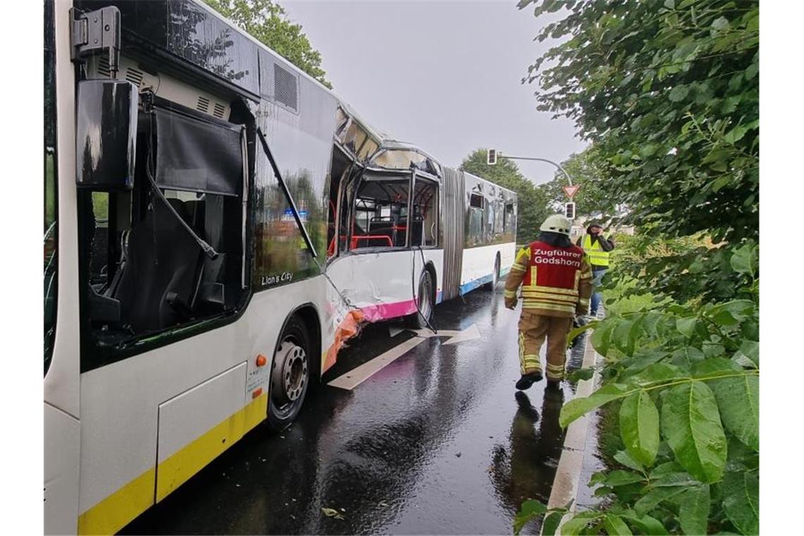 Der stark beschädigte Linienbus an der Unfallstelle in Langenhagen. Foto: -/TNN/dpa
