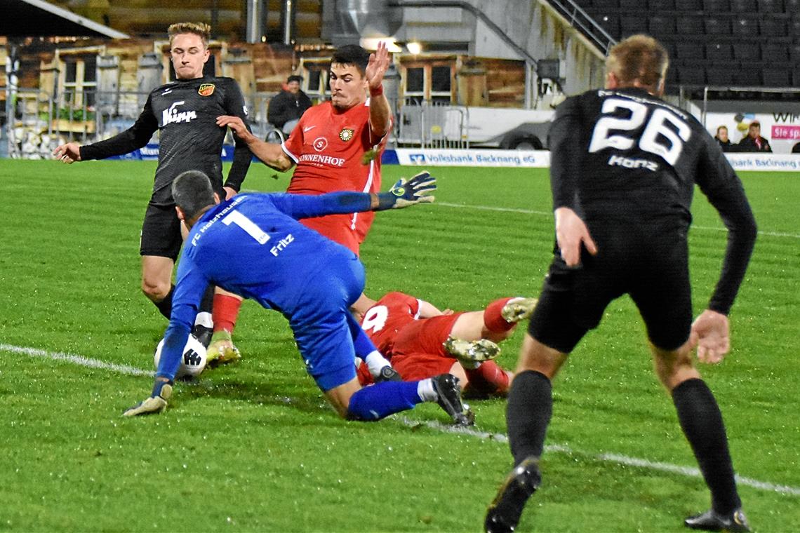 Der stark spielende Bastian Frölich (rotes Trikot) erzielt in dieser Szene die 1:0-Führung der Großaspacher. Foto: Tobias Sellmaier