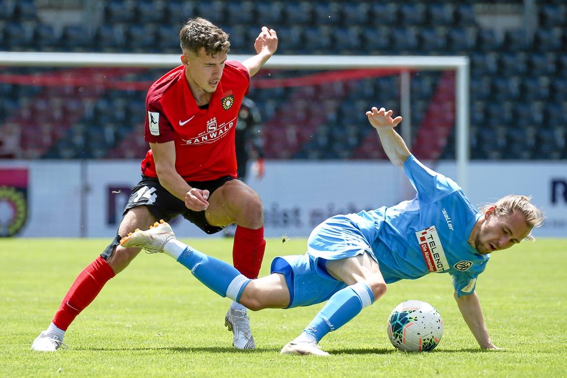 Der starke Can Karatas (links) hat zwei Tore zum 3:2-Heimsieg der Großaspacher beigesteuert. Foto: A. Becher