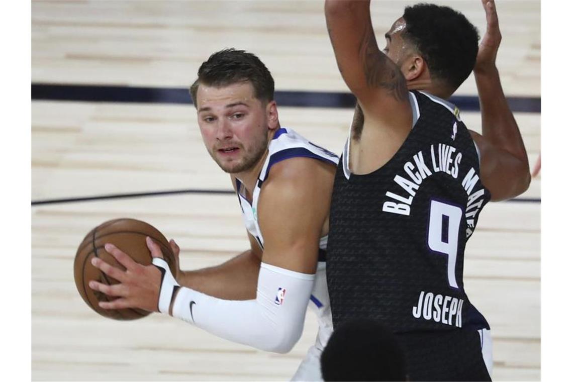 Der starke Mavericks-Spieler Luka Doncic (l) setzt sich gegen Cory Joseph durch. Foto: Kim Klement/Pool USA Today Sports/AP/dpa